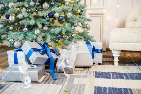 Karácsonyfát Játékok Koszorúk Díszítik Ajándékokkal Karácsonyi Ajándékok Alatt — Stock Fotó