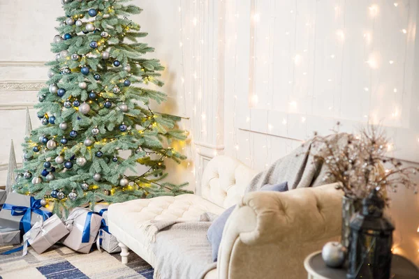 客房装饰着圣诞树 树上有礼物和玩具 还有圣诞舞会 — 图库照片