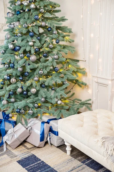 Habitación Está Decorada Para Navidad Árbol Con Regalos Juguetes Bolas —  Fotos de Stock