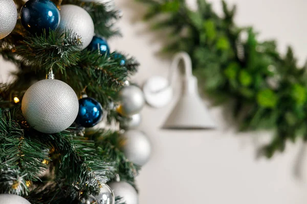 Karácsonyfa Kék Ezüst Játékokkal Ünnepélyesen Díszített Karácsonyfa Koszorúkkal Szimbóluma — Stock Fotó
