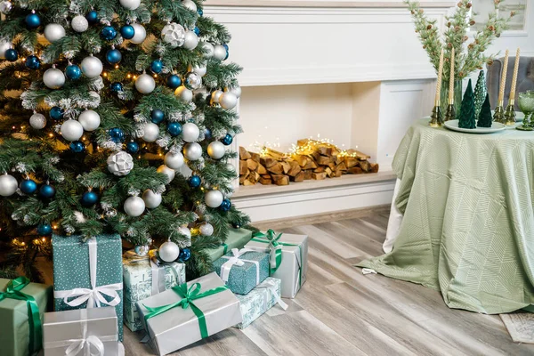 Árbol Navidad Está Decorado Con Juguetes Guirnaldas Con Regalos Debajo —  Fotos de Stock