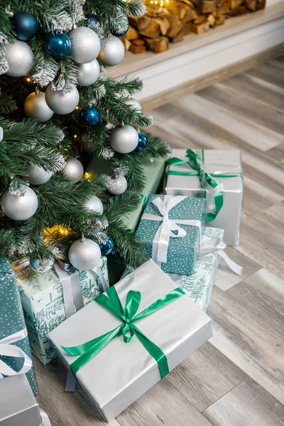 Árbol Navidad Está Decorado Con Juguetes Guirnaldas Con Regalos Debajo — Foto de Stock