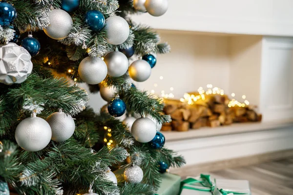 Julgranen Dekorerad Till Jul Vackert Inrett Hus Med Silver Vitt — Stockfoto
