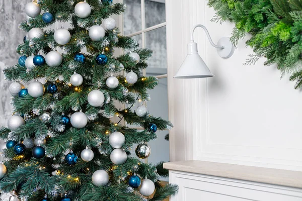 Árbol Navidad Con Juguetes Azules Plateados Árbol Navidad Decorado Con —  Fotos de Stock