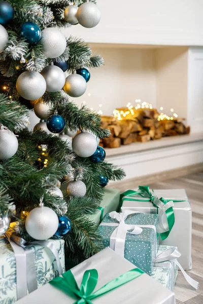 圣诞树下装饰着玩具和带有礼物的花环 圣诞树下的圣诞礼物 — 图库照片