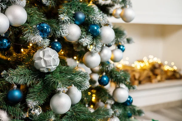 Karácsonyfát Karácsonyra Díszítik Gyönyörűen Berendezett Ház Ezüst Fehér Karácsonyfa Ajándékok — Stock Fotó