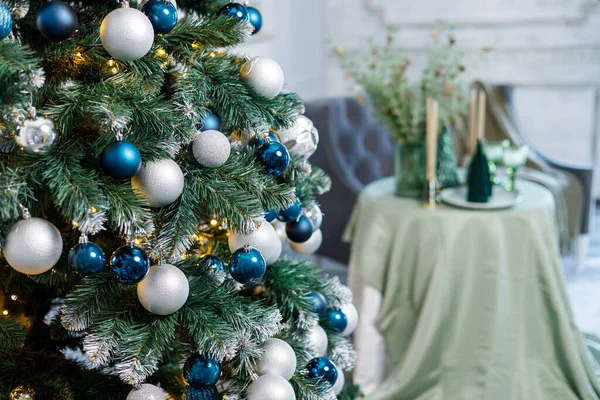 Árvore Natal Com Brinquedos Azuis Prateados Árvore Natal Festivamente Decorada — Fotografia de Stock