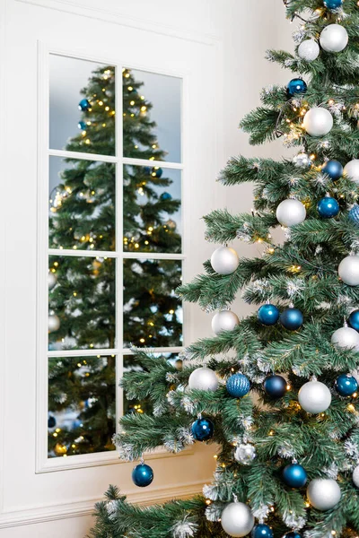 Christmas Tree Blue Silver Toys Festively Decorated Christmas Tree Garlands — Stock Photo, Image