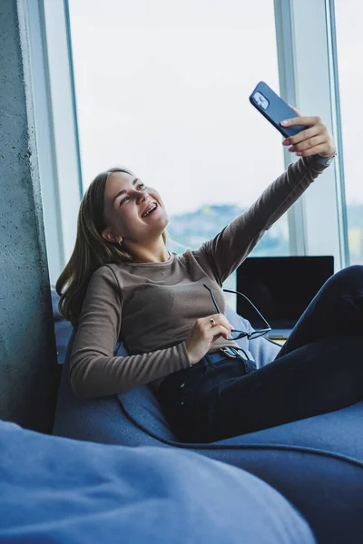 Mulher Bonita Falando Telefone Enquanto Sentado Uma Cadeira Saco Feijão — Fotografia de Stock