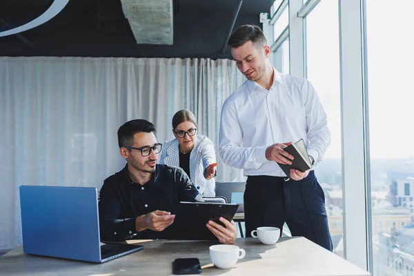 Caucásico Hombre Ceo Líder Negocios Con Equipo Diversos Colegas Gerentes — Foto de Stock