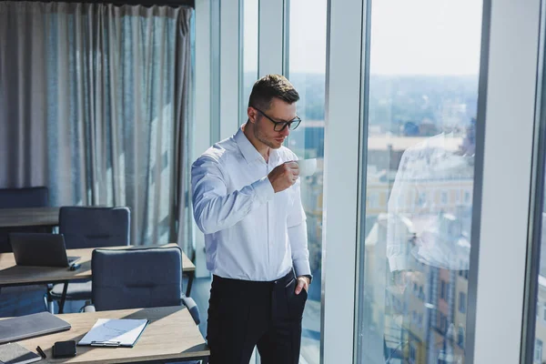 Lindo Joven Hombre Negocios Con Café Mano Gafas Camisa Blanca — Foto de Stock