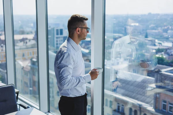 Lindo Joven Hombre Negocios Con Café Mano Gafas Camisa Blanca — Foto de Stock