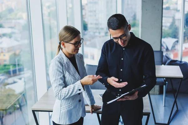 Mujer Negocios Positiva Pie Con Colega Caucásico Hablando Con Hombre — Foto de Stock