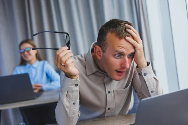 Hombre Negocios Insatisfecho Mirando Algo Teléfono Inteligente Mientras Trabaja Concepto — Foto de Stock
