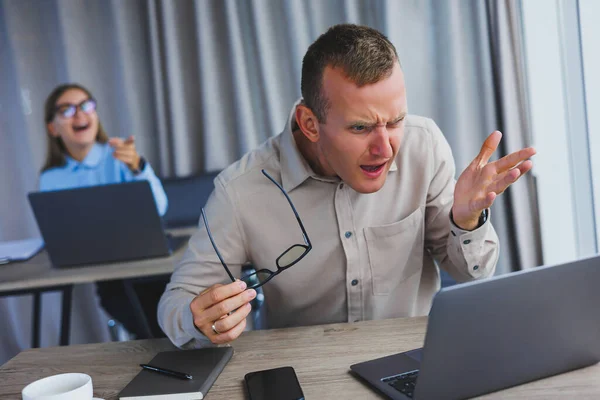 Unzufriedene Geschäftsleute Schauen Sich Während Der Arbeit Etwas Auf Dem — Stockfoto