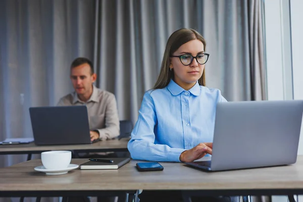 Mujer Enfocada Ropa Casual Escribiendo Netbook Mientras Trabaja Nuevo Proyecto — Foto de Stock