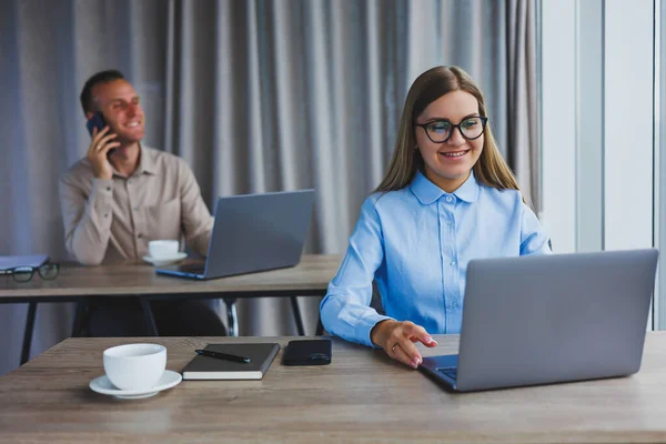 Mujer Enfocada Ropa Casual Escribiendo Netbook Mientras Trabaja Nuevo Proyecto — Foto de Stock