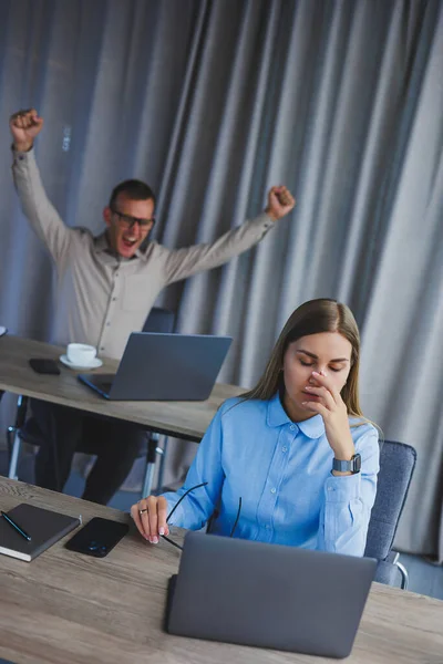 Ung Trött Affärskvinna Från Sitter Vid Skrivbordet Lång Tid Och — Stockfoto