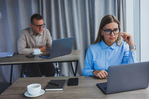 Joven Hombre Negocios Con Ropa Casual Sentado Escritorio Riendo Usando — Foto de Stock