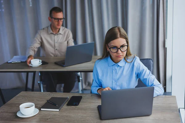 Joven Hombre Negocios Con Ropa Casual Sentado Escritorio Riendo Usando — Foto de Stock