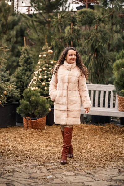 Lachende Vrolijke Krullende Vrouw Een Bontjas Cirkelt Tussen Kerstbomen Straat — Stockfoto