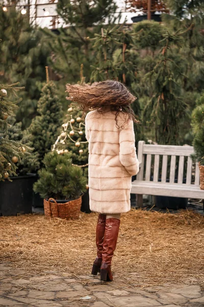 Lachende Vrolijke Krullende Vrouw Een Bontjas Cirkelt Tussen Kerstbomen Straat — Stockfoto