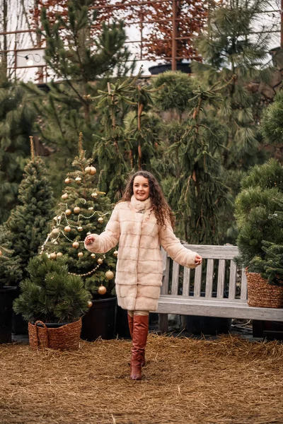 Улыбающаяся Счастливая Кудрявая Женщина Шубе Кружит Среди Рождественских Елок Улице — стоковое фото