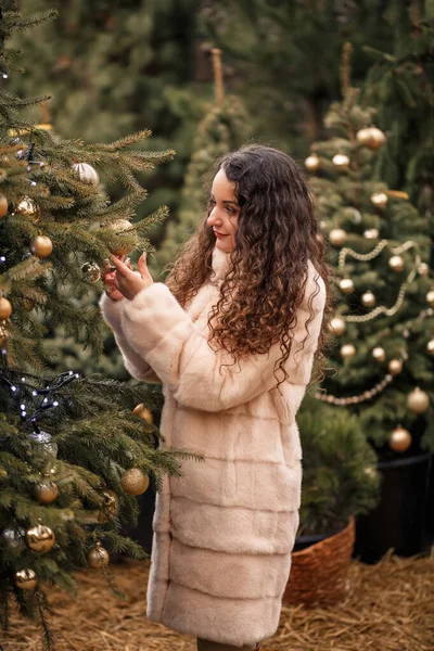 Lachende Vrolijke Krullende Vrouw Een Bontjas Slentert Door Kerstmarkt Wachten — Stockfoto