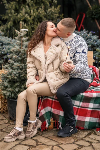 Ett Vackert Ungt Par Som Sitter Nära Julgranar Vita Kläder — Stockfoto