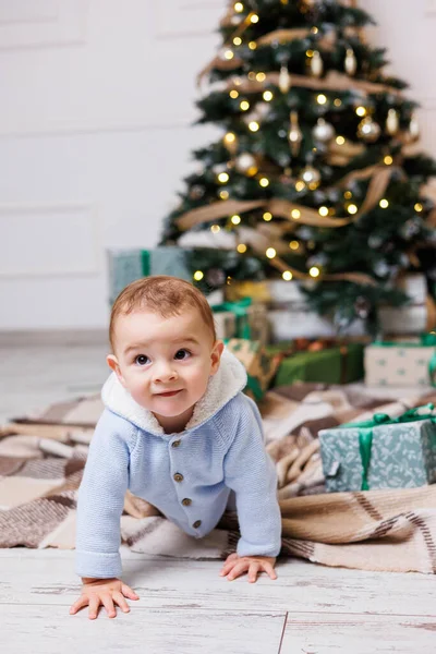 Garçon Est Assis Près Arbre Noël Décoré Cadeaux Arbre Noël — Photo