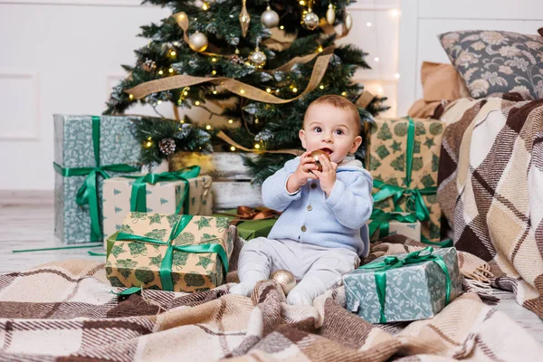 Garçon Est Assis Près Arbre Noël Décoré Cadeaux Arbre Noël — Photo