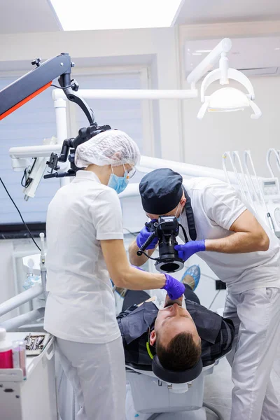 Młody Dentysta Robi Zdjęcie Zębów Pacjenta Asystentka Pomaga Lekarzowi Biuro — Zdjęcie stockowe