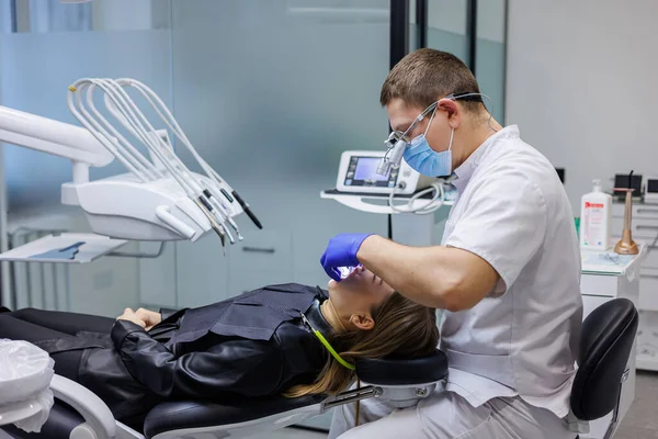 Dentist Treats Patient Teeth Modern Progressive Dentistry Dental Office Tools — Stock Photo, Image