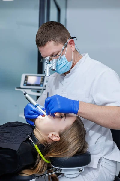 Dentist Treats Patient Teeth Modern Progressive Dentistry Dental Office Tools — Stock Photo, Image