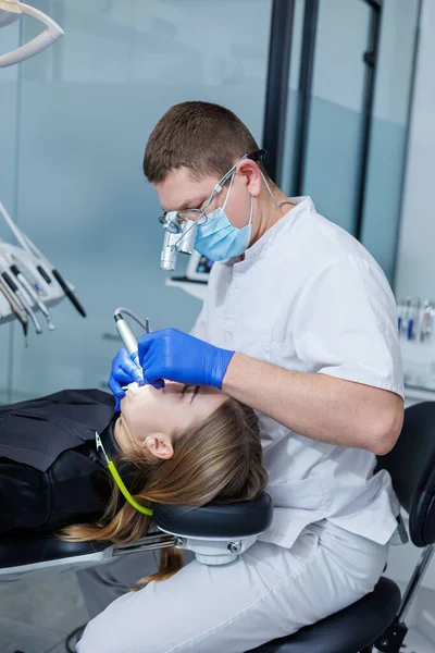 Dentysta Leczy Zęby Pacjenta Nowoczesna Progresywna Stomatologia Biuro Stomatologiczne Narzędziami — Zdjęcie stockowe