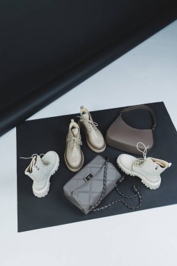 Deri bir çantayla arka planda kadın deri botları. Yeni kadın kış ayakkabıları koleksiyonu.