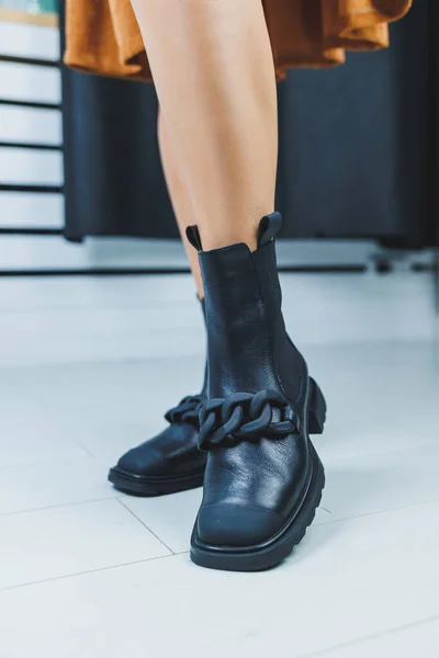 Primer Plano Las Piernas Femeninas Botas Cuero Negro Zapatos Otoño — Foto de Stock