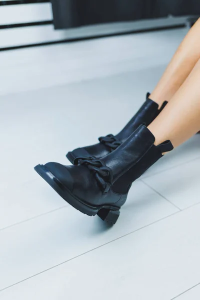 Close Female Legs Black Leather Boots Women Autumn Shoes — Stock Photo, Image
