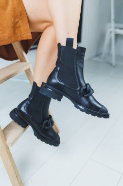 Siyah deri çizmeli kadın bacaklarını kapat. Kadınların sonbahar ayakkabıları.