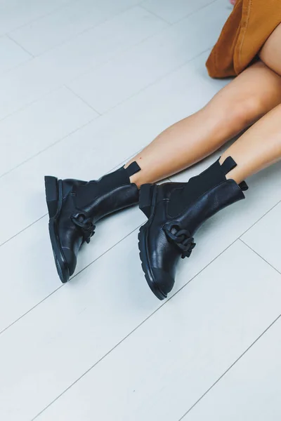 Primer Plano Las Piernas Femeninas Botas Cuero Negro Zapatos Otoño — Foto de Stock