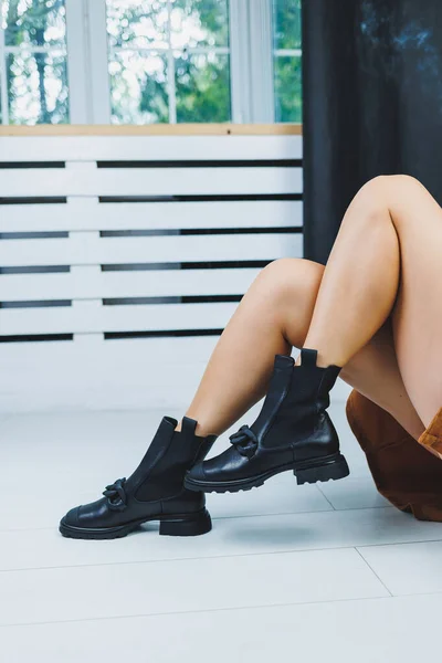 Close Female Legs Black Leather Boots Women Autumn Shoes — Stock Photo, Image
