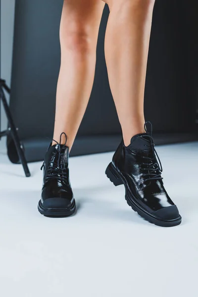 Una Mujer Moda Para Una Tienda Mide Los Zapatos Otoño — Foto de Stock