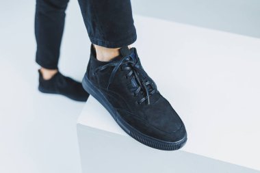 Gerçek deriden yapılmış siyah renkli erkek ayakkabıları, siyah dantelli ayakkabılı adamlar. Yüksek kalite fotoğraf