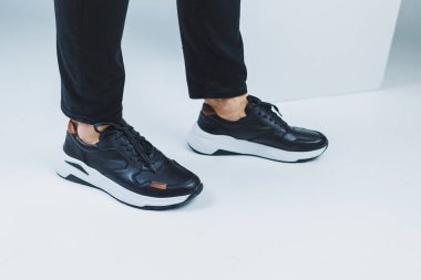 Gerçek deriden yapılmış siyah ayakkabılı sıradan erkek bacakları, siyah ayakkabılı adamlar. Yüksek kalite fotoğraf