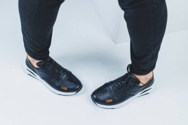 Gerçek deriden yapılmış siyah ayakkabılı sıradan erkek bacakları, siyah ayakkabılı adamlar. Yüksek kalite fotoğraf