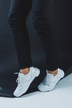 Gerçek deriden yapılmış sıradan beyaz ayakkabılar, beyaz ayakkabılı adamlar. Yüksek kalite fotoğraf