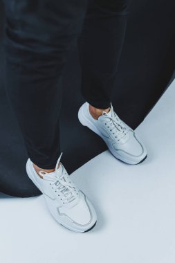 Gerçek deriden yapılmış sıradan beyaz ayakkabılar, beyaz ayakkabılı adamlar. Yüksek kalite fotoğraf