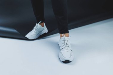 Gerçek deriden yapılmış sıradan beyaz ayakkabılar, beyaz ayakkabılı adamlar. Yüksek kalite fotoğraf