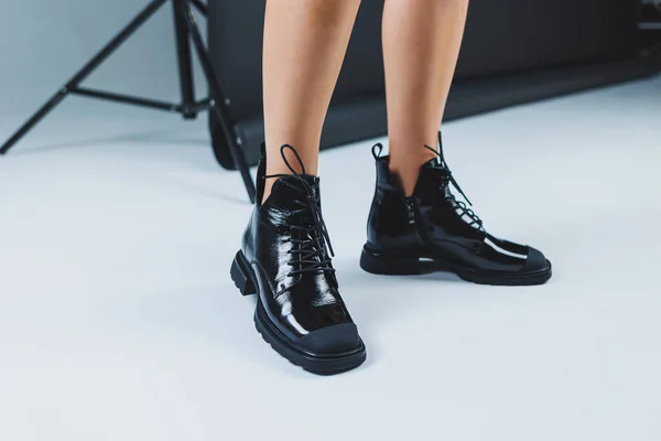 Egy Divatos Áll Boltban Méri Őszi Cipőket Női Lábak Közelsége — Stock Fotó