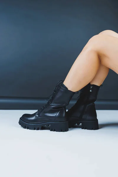 Mujer Joven Negro Elegante Moda Zapatos Cordones Cuero Pie Baldosas — Foto de Stock